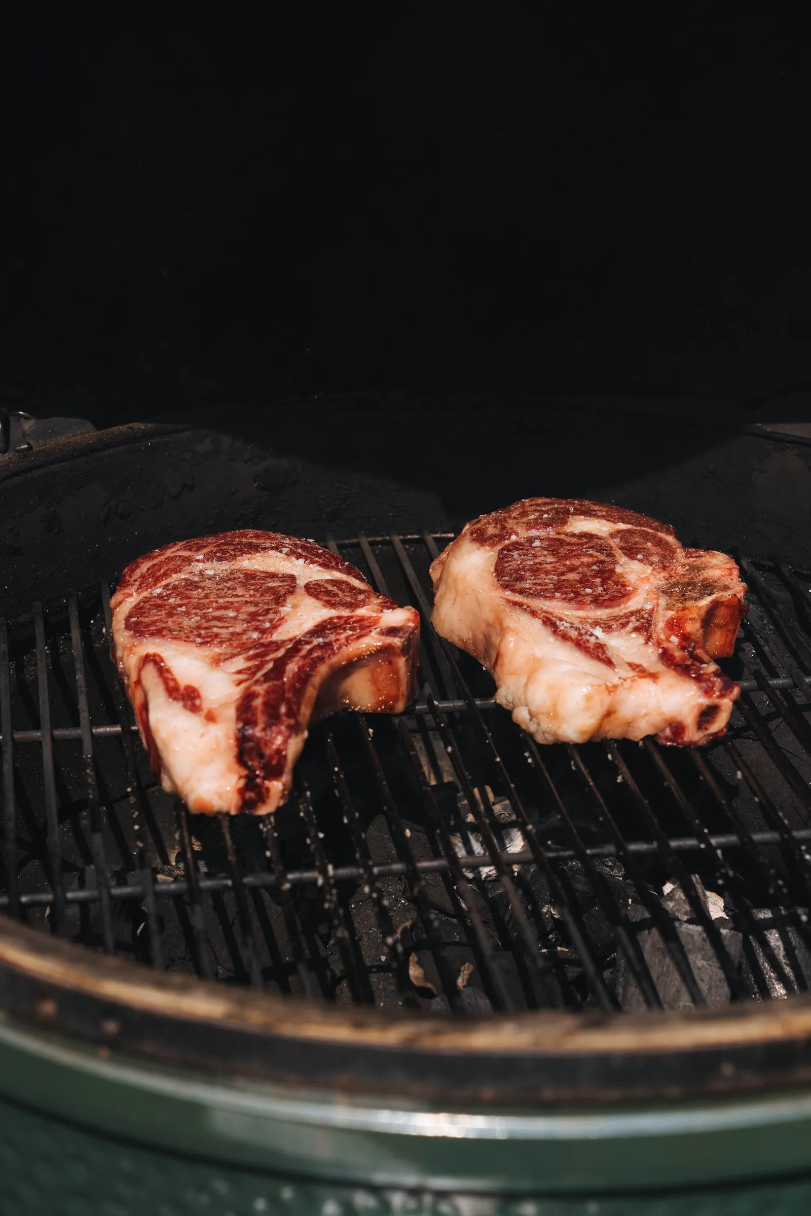 Twee rauwe côtes à l’os van Tajiri op het rooster van de kamado