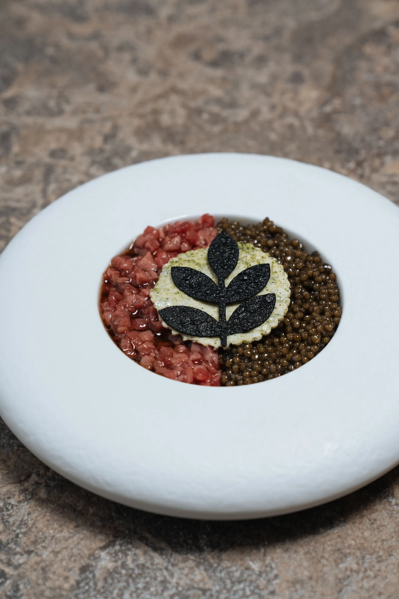Tartaar van Tajiri met kaviaar en een zwart bladmotief, van chef Tim Boury